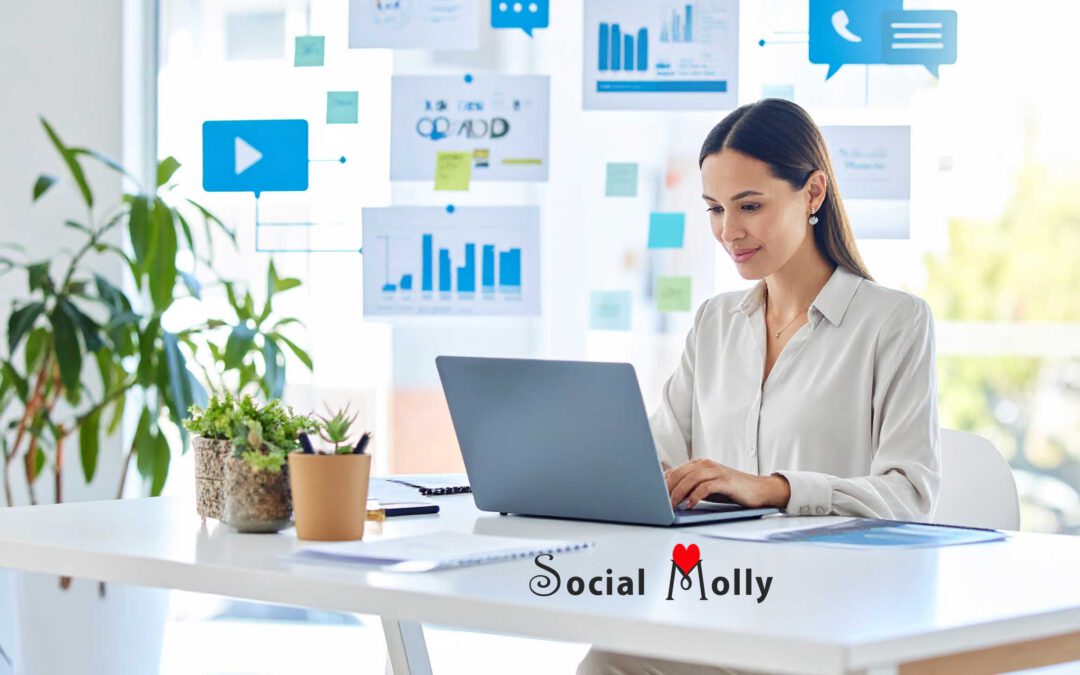 Sichtbar - Frau am Laptop in kreativem digitalen Arbeitsumfeld mit SEO-Tags, Feedback-Symbolen und Content-Strategie – Symbol für organische Sichtbarkeit ohne Werbung